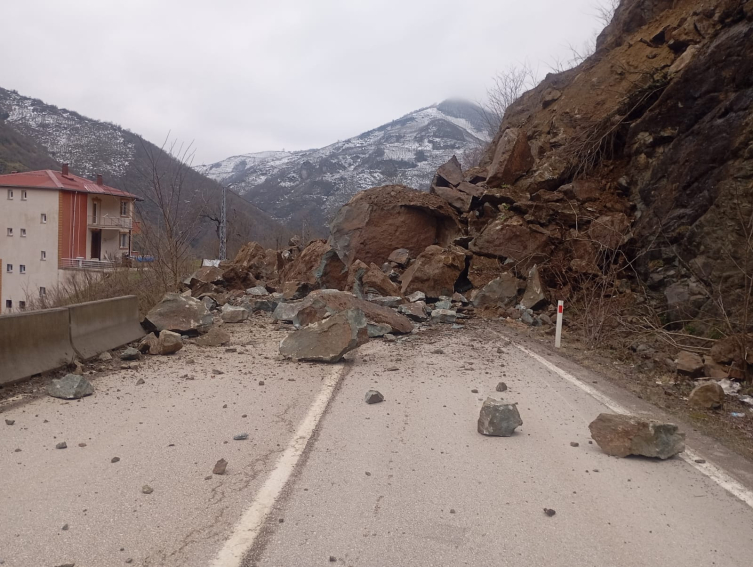 Ordu'da heyelan: 3 ilçenin bağlantı yolu ulaşıma kapandı